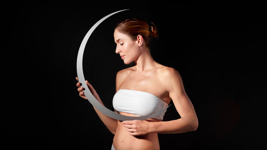 Descubra como ter uma rotina de skin care noturna eficiente para uma pele saudável e radiante. Este guia detalhado oferece dicas práticas e produtos essenciais para um cuidado noturno perfeito. A rotina de skin care noturna é essencial para manter a pele saudável, hidratada e protegida contra os danos do dia a dia. Durante a noite, a pele entra em um processo de regeneração, o que torna esse o momento ideal para aplicar produtos que ajudam na recuperação e no fortalecimento da barreira cutânea. Por Que é Importante Ter uma Rotina Noturna? À noite, a pele se recupera dos estresses ambientais, como poluição e exposição ao sol. Uma rotina noturna eficaz remove impurezas, nutre a pele e previne sinais de envelhecimento. Isso não só melhora a aparência da pele, mas também sua saúde a longo prazo. Processos Biológicos da Pele Durante o Dia e a Noite A rotina de skincare noturna é diferente da diurna devido às distintas necessidades da pele durante o dia e a noite, assim como as condições ambientais e os processos biológicos que ocorrem nesses períodos. Vamos entender mais detalhadamente as razões por trás dessas diferenças: Proteção Durante o Dia: Durante o dia, a pele precisa se proteger contra fatores externos, como raios UV, poluição, sujeira e outros agressores ambientais. Esses fatores podem causar danos à pele, incluindo envelhecimento precoce, queimaduras solares e irritações. Por isso, a rotina de skincare diurna foca na proteção. Produtos como protetor solar, antioxidantes e hidratantes leves são comumente usados para criar uma barreira protetora e evitar danos. Regeneração e Reparação Durante a Noite: À noite, a pele entra em um estado de regeneração e reparação. Durante o sono, ocorre uma maior produção de colágeno e a renovação celular é acelerada. Isso torna a pele mais receptiva a ingredientes ativos que promovem a hidratação profunda, a reparação dos danos e o combate aos sinais de envelhecimento. A rotina de skincare noturna, portanto, é focada em limpar, reparar e hidratar a pele, utilizando produtos como séruns ricos em nutrientes, cremes noturnos, retinóides, e outros ativos que são mais eficazes durante o processo de regeneração noturna. Passos Essenciais para uma Rotina de Skin Care Noturna Para uma rotina de skincare noturna eficaz, é importante seguir alguns passos que ajudam a maximizar os benefícios dos produtos que você aplica. 1. Limpeza A limpeza é o primeiro passo em qualquer rotina de skincare noturna. Durante o dia, a pele acumula sujeira, poluição, maquiagem e excesso de oleosidade, e é fundamental remover tudo isso antes de aplicar qualquer outro produto. Como Aplicar: Escolha um limpador adequado ao seu tipo de pele: Gel ou espuma para peles oleosas, e creme de limpeza para peles secas e sensíveis. Aplique o limpador sobre a pele úmida: Com as mãos limpas, espalhe o produto por todo o rosto, fazendo movimentos circulares suaves. Concentre-se nas áreas que acumulam mais sujeira, como a zona T (testa, nariz e queixo). Enxágue bem: Use água morna para remover todo o limpador, certificando-se de que não há resíduos. Finalize com água fria para fechar os poros. Dica: Não pule este passo, mesmo que não tenha usado maquiagem. A limpeza é fundamental para preparar a pele para os próximos produtos. 2. Sérum Os séruns são produtos concentrados que contêm ingredientes ativos destinados a tratar necessidades específicas da pele, como hidratação, firmeza, redução de linhas finas e manchas. Como Aplicar: Escolha o sérum ideal: Séruns como o Night Reverse Advanced Serum são restauradores para ressincronizar a pele e reverter os danos diários, promovendo uma recuperação durante a noite, além de fortalecer a barreira cutânea. Aplique algumas gotas na palma da mão: Normalmente, 5 a 8 gotas são suficientes para cobrir todo o rosto. Espalhe suavemente sobre a pele limpa e seca: Use as pontas dos dedos para distribuir o sérum, evitando esfregar muito para não irritar a pele. Aguarde alguns minutos para absorção: Deixe o sérum ser totalmente absorvido pela pele antes de seguir para o próximo passo, geralmente de 1 a 2 minutos. 3. Creme para a Área dos Olhos A pele ao redor dos olhos é mais fina e delicada, o que a torna mais propensa a rugas e linhas finas. Usar um creme específico para essa área ajuda a hidratar e tratar problemas como olheiras e inchaço Como Aplicar: Escolha o creme ideal: Cremes para a área dos olhos como o Radiance Eye Contour são capazes de reduzir bolsas e olheiras e prevenir o envelhecimento da região dos olhos. Além disso, este creme possui um aplicador que possibilita uma massagem ao redor dos olhos, auxiliando na drenagem e circulação. Pegue uma pequena quantidade de creme: O equivalente a um grão de ervilha é suficiente para ambos os olhos. Aplique suavemente ao redor dos olhos: Use o dedo anelar (o mais fraco), ou o próprio aplicador do Radiance Eye Contour para dar leves batidinhas ao redor da área dos olhos, evitando puxar ou esticar a pele. Comece pelo canto interno e vá em direção ao canto externo. Não enxágue: Deixe o creme ser completamente absorvido pela pele, isso levará alguns minutos. 4. Creme Hidratante O creme hidratante é fundamental para selar a umidade na pele, mantendo-a hidratada durante toda a noite. Este passo é especialmente importante para restaurar a barreira cutânea e proteger a pele contra a perda de água. Como Aplicar: Escolha um creme hidratante adequado para sua pele: Máscaras em forma de creme, como o Night Reverse Intensive Cream & Mask, são essenciais para uma hidratação intensa. Além disso, possuem ação de renovação celular, reparação e previnem o envelhecimento precoce da pele. Aplique uma quantidade suficiente no rosto e no pescoço: Espalhe o creme usando movimentos ascendentes suaves para estimular a circulação e evitar puxar a pele para baixo. Não é necessário enxaguar: Deixe o creme agir durante a noite para hidratar e nutrir a pele enquanto você dorme. Dica: Certifique-se de aplicar o creme hidratante como o último passo da sua rotina de skincare noturna, para selar todos os produtos aplicados anteriormente e manter a hidratação.